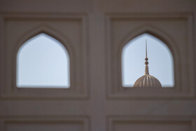 معماری مسجد جامع سلطان قابوس تلفیقی از هنر اسلامی معاصر و عناصر بومی عمانی است و پنج مناره آن نمادی از پنج رکن اسلام به‌شمار می‌رود.