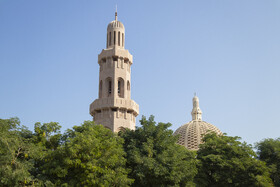 مسجد جامع سلطان قابوس با ظرفیت بیش از ۲۰ هزار نمازگزار و فضایی بالغ بر ۴۱۶ هزار متر مربع، یکی از بزرگ‌ترین مراکز مذهبی و فرهنگی عمان محسوب می‌شود.

