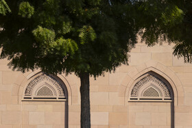ایده ساخت مسجد در دوران سلطنت زنده‌یاد سلطان قابوس بن سعید شکل گرفت و برای طراحی آن، مسابقه‌ای بین‌المللی برگزار شد. عملیات اجرایی پروژه از دهه ۱۹۹۰ آغاز و پس از حدود شش سال، مسجد در ۴ می ۲۰۰۱ هم‌زمان با سی‌امین سالگرد سلطنت سلطان قابوس افتتاح شد. این مجموعه در زمینی به مساحت ۴۱۶ هزار متر مربع بنا شده و ظرفیت پذیرش بیش از ۲۰ هزار نمازگزار را دارد.