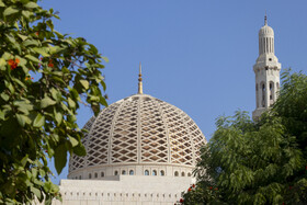 معماری مسجد جامع سلطان قابوس تلفیقی از هنر اسلامی معاصر و عناصر بومی عمانی است و پنج مناره آن نمادی از پنج رکن اسلام به‌شمار می‌رود.