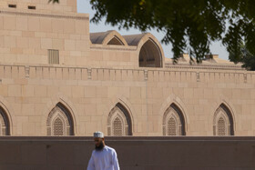 ایده ساخت مسجد در دوران سلطنت زنده‌یاد سلطان قابوس بن سعید شکل گرفت و برای طراحی آن، مسابقه‌ای بین‌المللی برگزار شد. عملیات اجرایی پروژه از دهه ۱۹۹۰ آغاز و پس از حدود شش سال، مسجد در ۴ می ۲۰۰۱ هم‌زمان با سی‌امین سالگرد سلطنت سلطان قابوس افتتاح شد. این مجموعه در زمینی به مساحت ۴۱۶ هزار متر مربع بنا شده و ظرفیت پذیرش بیش از ۲۰ هزار نمازگزار را دارد.