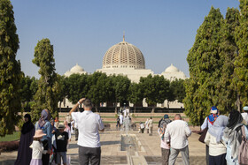 بر اساس سیاست‌های فرهنگی عمان، مسجد جامع سلطان قابوس در ساعات مشخصی از هفته پذیرای بازدیدکنندگان غیرمسلمان نیز است تا معماری و فرهنگ اسلامی به جهانیان معرفی شود.
