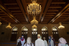 لوسترهای عظیم و چندطبقه مسجد همراه با ده‌ها لوستر مشابه، جلوه‌ای باشکوه به فضای داخلی جامع سلطان قابوس بخشیده‌اند.