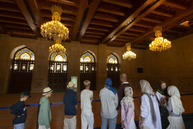 یکی از برجسته‌ترین ویژگی‌های مسجد، فرش دست‌باف یک‌تکه شبستان اصلی با مساحت حدود ۴۲۰۰ متر مربع و بیش از ۱.۷ میلیارد گره است که توسط صدها بافنده ایرانی طی چهار سال و با ۲۸ رنگ طبیعی بافته شده است. این فرش که زمانی بزرگ‌ترین فرش دستباف یک‌تکه جهان بود، جلوه‌ای شاخص از هنر اسلامی و قالیبافی ایرانی در قلب مسجد ارائه می‌دهد.