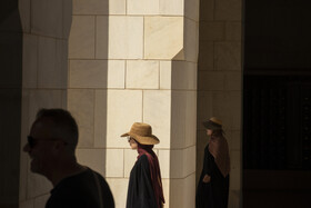 بر اساس سیاست‌های فرهنگی عمان، مسجد جامع سلطان قابوس در ساعات مشخصی از هفته پذیرای بازدیدکنندگان غیرمسلمان نیز است تا معماری و فرهنگ اسلامی به جهانیان معرفی شود.