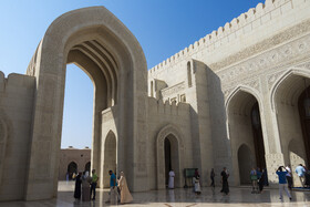 بر اساس سیاست‌های فرهنگی عمان، مسجد جامع سلطان قابوس در ساعات مشخصی از هفته پذیرای بازدیدکنندگان غیرمسلمان نیز است تا معماری و فرهنگ اسلامی به جهانیان معرفی شود.