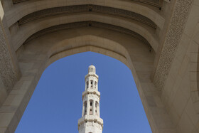 معماری مسجد جامع سلطان قابوس تلفیقی از هنر اسلامی معاصر و عناصر بومی عمانی است و پنج مناره آن نمادی از پنج رکن اسلام به‌شمار می‌رود.