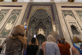 محراب مسجدسلطان قابوس اثر استاد سید محمد کاظم مظلوم زاده، طراح و معمار هنر اسلامی می باشد که بسیار چشم نواز است.