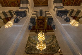 لوسترهای عظیم و چندطبقه مسجد همراه با ده‌ها لوستر مشابه، جلوه‌ای باشکوه به فضای داخلی جامع سلطان قابوس بخشیده‌اند.