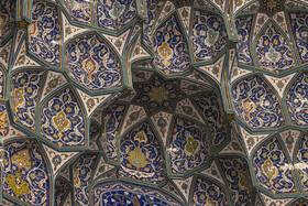 محراب مسجدسلطان قابوس اثر استاد سید محمد کاظم مظلوم زاده، طراح و معمار هنر اسلامی می باشد که بسیار چشم نواز است.