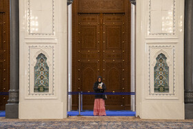 یکی از برجسته‌ترین ویژگی‌های مسجد، فرش دست‌باف یک‌تکه شبستان اصلی با مساحت حدود ۴۲۰۰ متر مربع و بیش از ۱.۷ میلیارد گره است که توسط صدها بافنده ایرانی طی چهار سال و با ۲۸ رنگ طبیعی بافته شده است. این فرش که زمانی بزرگ‌ترین فرش دستباف یک‌تکه جهان بود، جلوه‌ای شاخص از هنر اسلامی و قالیبافی ایرانی در قلب مسجد ارائه می‌دهد.