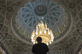 لوسترهای عظیم و چندطبقه مسجد همراه با ده‌ها لوستر مشابه، جلوه‌ای باشکوه به فضای داخلی جامع سلطان قابوس بخشیده‌اند.