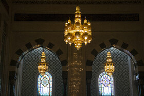 لوسترهای عظیم و چندطبقه مسجد همراه با ده‌ها لوستر مشابه، جلوه‌ای باشکوه به فضای داخلی جامع سلطان قابوس بخشیده‌اند.