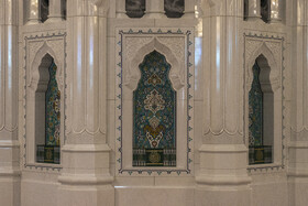 مسجد جامع سلطان قابوس دارای کتابخانه‌ای با بیش از ۲۰ هزار جلد کتاب، سالن‌های همایش و فضاهای آموزشی است و نقش مهمی در ترویج علوم اسلامی ایفا می‌کند.