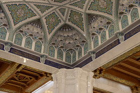 از نظر معماری، مسجد جامع سلطان قابوس تلفیقی از هنر اسلامی معاصر و عناصر بومی عمانی است. پنج مناره اصلی آن نمادی از پنج رکن اسلام به‌شمار می‌روند و گنبد مرکزی، هویت بصری بنا را شکل می‌دهد. استفاده از سنگ‌های مرغوب، مرمر سفید و خاکستری، چوب‌های تزئینی و شیشه‌های رنگی، شکوه و جلوه‌ای فاخر به فضاهای داخلی و بیرونی بخشیده است.