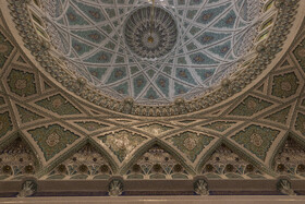 از نظر معماری، مسجد جامع سلطان قابوس تلفیقی از هنر اسلامی معاصر و عناصر بومی عمانی است. پنج مناره اصلی آن نمادی از پنج رکن اسلام به‌شمار می‌روند و گنبد مرکزی، هویت بصری بنا را شکل می‌دهد. استفاده از سنگ‌های مرغوب، مرمر سفید و خاکستری، چوب‌های تزئینی و شیشه‌های رنگی، شکوه و جلوه‌ای فاخر به فضاهای داخلی و بیرونی بخشیده است.