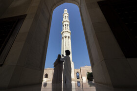 بر اساس سیاست‌های فرهنگی عمان، مسجد جامع سلطان قابوس در ساعات مشخصی از هفته پذیرای بازدیدکنندگان غیرمسلمان نیز است تا معماری و فرهنگ اسلامی به جهانیان معرفی شود.