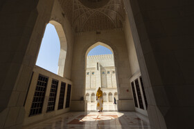 بر اساس سیاست‌های فرهنگی عمان، مسجد جامع سلطان قابوس در ساعات مشخصی از هفته پذیرای بازدیدکنندگان غیرمسلمان نیز است تا معماری و فرهنگ اسلامی به جهانیان معرفی شود.