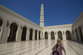 بر اساس سیاست‌های فرهنگی عمان، مسجد جامع سلطان قابوس در ساعات مشخصی از هفته پذیرای بازدیدکنندگان غیرمسلمان نیز است تا معماری و فرهنگ اسلامی به جهانیان معرفی شود.