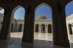 از نظر معماری، مسجد جامع سلطان قابوس تلفیقی از هنر اسلامی معاصر و عناصر بومی عمانی است. پنج مناره اصلی آن نمادی از پنج رکن اسلام به‌شمار می‌روند و گنبد مرکزی، هویت بصری بنا را شکل می‌دهد. استفاده از سنگ‌های مرغوب، مرمر سفید و خاکستری، چوب‌های تزئینی و شیشه‌های رنگی، شکوه و جلوه‌ای فاخر به فضاهای داخلی و بیرونی بخشیده است.