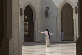 بر اساس سیاست‌های فرهنگی عمان، مسجد جامع سلطان قابوس در ساعات مشخصی از هفته پذیرای بازدیدکنندگان غیرمسلمان نیز است تا معماری و فرهنگ اسلامی به جهانیان معرفی شود.