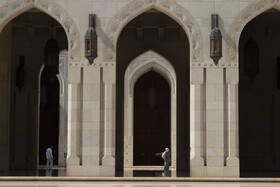 بر اساس سیاست‌های فرهنگی عمان، مسجد جامع سلطان قابوس در ساعات مشخصی از هفته پذیرای بازدیدکنندگان غیرمسلمان نیز است تا معماری و فرهنگ اسلامی به جهانیان معرفی شود.