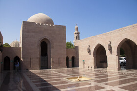 ایده ساخت مسجد در دوران سلطنت زنده‌یاد سلطان قابوس بن سعید شکل گرفت و برای طراحی آن، مسابقه‌ای بین‌المللی برگزار شد. عملیات اجرایی پروژه از دهه ۱۹۹۰ آغاز و پس از حدود شش سال، مسجد در ۴ می ۲۰۰۱ هم‌زمان با سی‌امین سالگرد سلطنت سلطان قابوس افتتاح شد. این مجموعه در زمینی به مساحت ۴۱۶ هزار متر مربع بنا شده و ظرفیت پذیرش بیش از ۲۰ هزار نمازگزار را دارد.