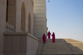 بر اساس سیاست‌های فرهنگی عمان، مسجد جامع سلطان قابوس در ساعات مشخصی از هفته پذیرای بازدیدکنندگان غیرمسلمان نیز است تا معماری و فرهنگ اسلامی به جهانیان معرفی شود.