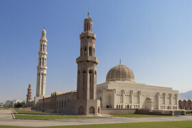 ایده ساخت مسجد در دوران سلطنت زنده‌یاد سلطان قابوس بن سعید شکل گرفت و برای طراحی آن، مسابقه‌ای بین‌المللی برگزار شد. عملیات اجرایی پروژه از دهه ۱۹۹۰ آغاز و پس از حدود شش سال، مسجد در ۴ می ۲۰۰۱ هم‌زمان با سی‌امین سالگرد سلطنت سلطان قابوس افتتاح شد. این مجموعه در زمینی به مساحت ۴۱۶ هزار متر مربع بنا شده و ظرفیت پذیرش بیش از ۲۰ هزار نمازگزار را دارد.