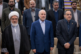  از راست بابک نگاهداری، رئیس مرکز پژوهش‌های مجلس شورای اسلامی و محمد باقر قالیباف، رئیس مجلس شورای اسلامی در مراسم تجلیل از پژوهشگران برتر مرکز پژوهش‌های مجلس