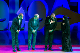 از راست، زینب سلیمانی، دریادار شهرام ایرانی، سید عباس صالحی، وزیر فرهنگ و ارشاد اسلامی و رائد فریدزاده رییس سازمان سینمایی در اختتامیه نوزدهمین جشنواره بین‌المللی سینما حقیقت