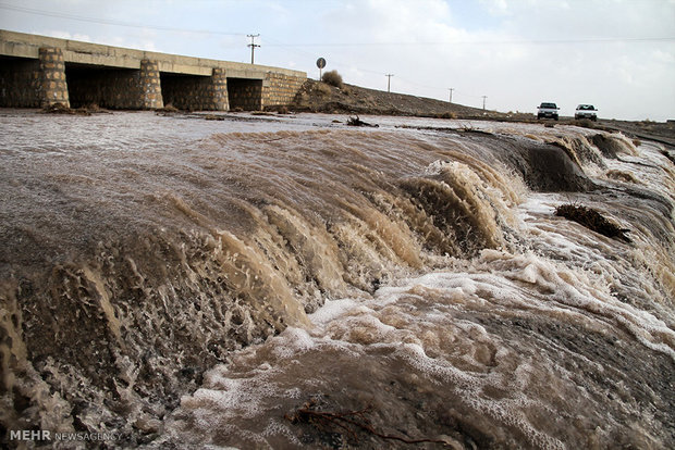عکس تزئینی است ۹۵ درصد بندهای خاکی گراش سرریز شدند/ آبگرفتگی برخی منازل و معابر