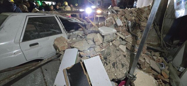 ریزش ساختمان در یافت‌آباد/ نجات زنده ۴ نفر از زیر آوار