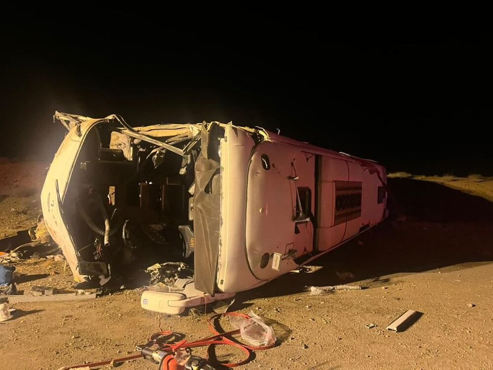 جزئیات حادثه اتوبوس در محور نطنز/ برخورد اتوبوس اسکانیا با گاردریل و ورود به لاین مقابل