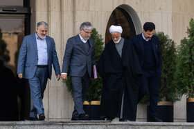 از راست- عبدالکریم حسین‌زاده، معاون رئیس‌جمهور در امور توسعه روستایی، مجید انصاری،  معاون حقوقی رئیس‌جمهور، حسین سیمایی صراف، وزیر علوم و محمّدصادق معتمدیان، استاندار تهران در حاشیه جلسه هیات دولت - ۲۶ آذر