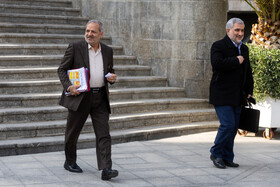 محسن اسماعیلی، معاون امور مجلس رئیس‌جمهور و علیرضا کاظمی، وزیر آموزش و پرورش در حاشیه جلسه هیات دولت - ۲۶ آذر