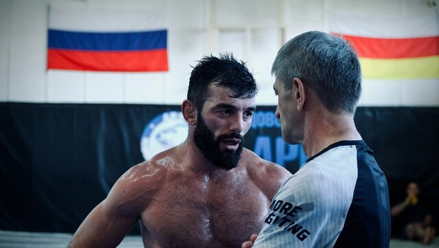 پایان غم‌انگیز یک ستاره؛ قهرمان کشتی به دلیل دوپینگ به آغوش MMA پناه برد