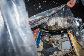 توجه به برودت شدید هوا در شب‌های اخیر، بسیاری از کارتن‌خوابها که سرپناهی ندارند با سوزاندن ضایعات سعی در گرم نگه‌داشتن خود می‌کنند.