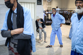 هر شب خدماتی مانند سرو چای، غذای گرم و حمام برای افراد بی‌خانمان و کارتن‌خواب‌ها ارائه می‌شود.