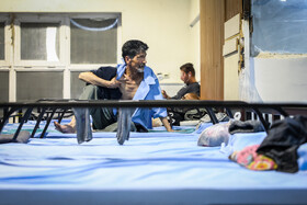 هر شب خدماتی مانند سرو چای، غذای گرم و حمام برای افراد بی‌خانمان و کارتن‌خواب‌ها ارائه می‌شود.