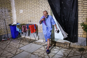 کارتن‌خوابها پس از ثبت مشخصات و پذیرش در گرم‌خانه اقدام به اسحمام و تعویض لباس می‌کنند.