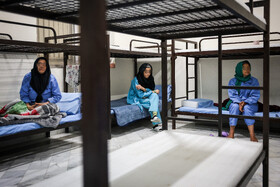 گرمخانه خانه سبز مشهد نه تنها پذیرای آقایان، بلکه پذیرای بانوان بی‌خانمان این شهر نیز هست و فضایی را برای اسکان و استراحت افراد فراهم کرده است.