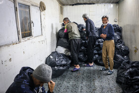 کارتن‌خوابها پس از ثبت مشخصات و پذیرش در گرم‌خانه اقدام به اسحمام و تعویض لباس می‌کنند.