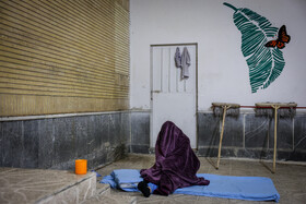 گرمخانه خانه سبز مشهد نه تنها پذیرای آقایان، بلکه پذیرای بانوان بی‌خانمان این شهر نیز هست و فضایی را برای اسکان و استراحت افراد فراهم کرده است.