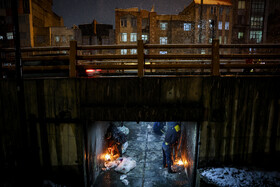 توجه به برودت شدید هوا در شب‌های اخیر، بسیاری از کارتن‌خوابها که سرپناهی ندارند با سوزاندن ضایعات سعی در گرم نگه‌داشتن خود می‌کنند.