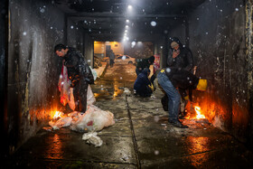 توجه به برودت شدید هوا در شب‌های اخیر، بسیاری از کارتن‌خوابها که سرپناهی ندارند با سوزاندن ضایعات سعی در گرم نگه‌داشتن خود می‌کنند.