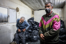 کارتن‌خوابها پس از ثبت مشخصات و پذیرش در گرم‌خانه اقدام به اسحمام و تعویض لباس می‌کنند.