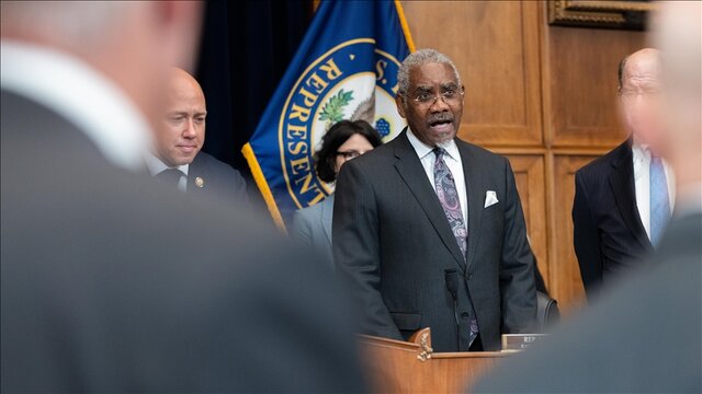 «گرگوری میکس» نماینده دموکرات نیویورک شکست دموکراتها در مهار جنگطلبی ترامپ علیه ونزوئلا