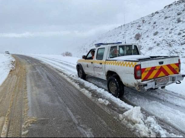 تداوم عملیات برف‌روبی در محورهای کوهستانی فارس/ تردد جریان دارد