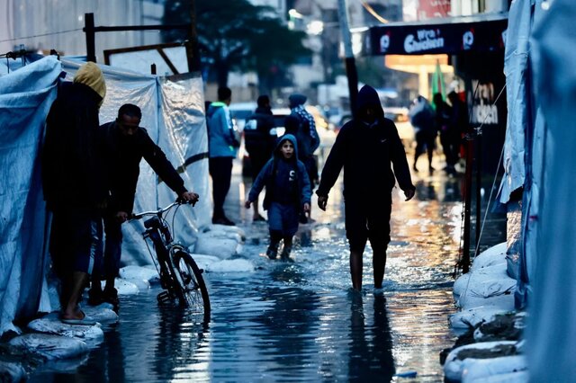 حملات هوایی، باران و سرما؛ نسل‌کشی صهیونیست‌ها در غزه ادامه دارد